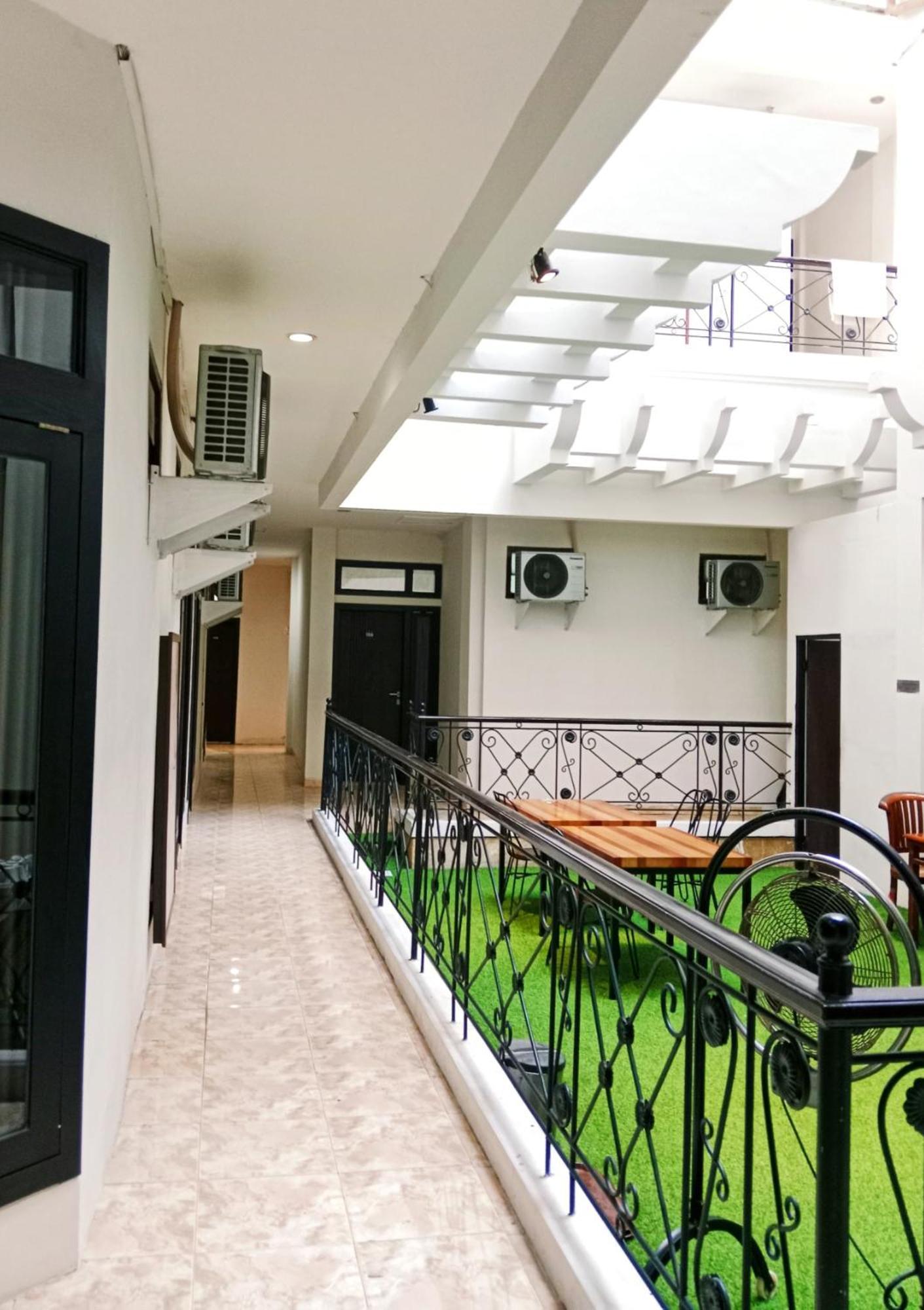 Andita Syariah Hotel Surabaya Exterior photo